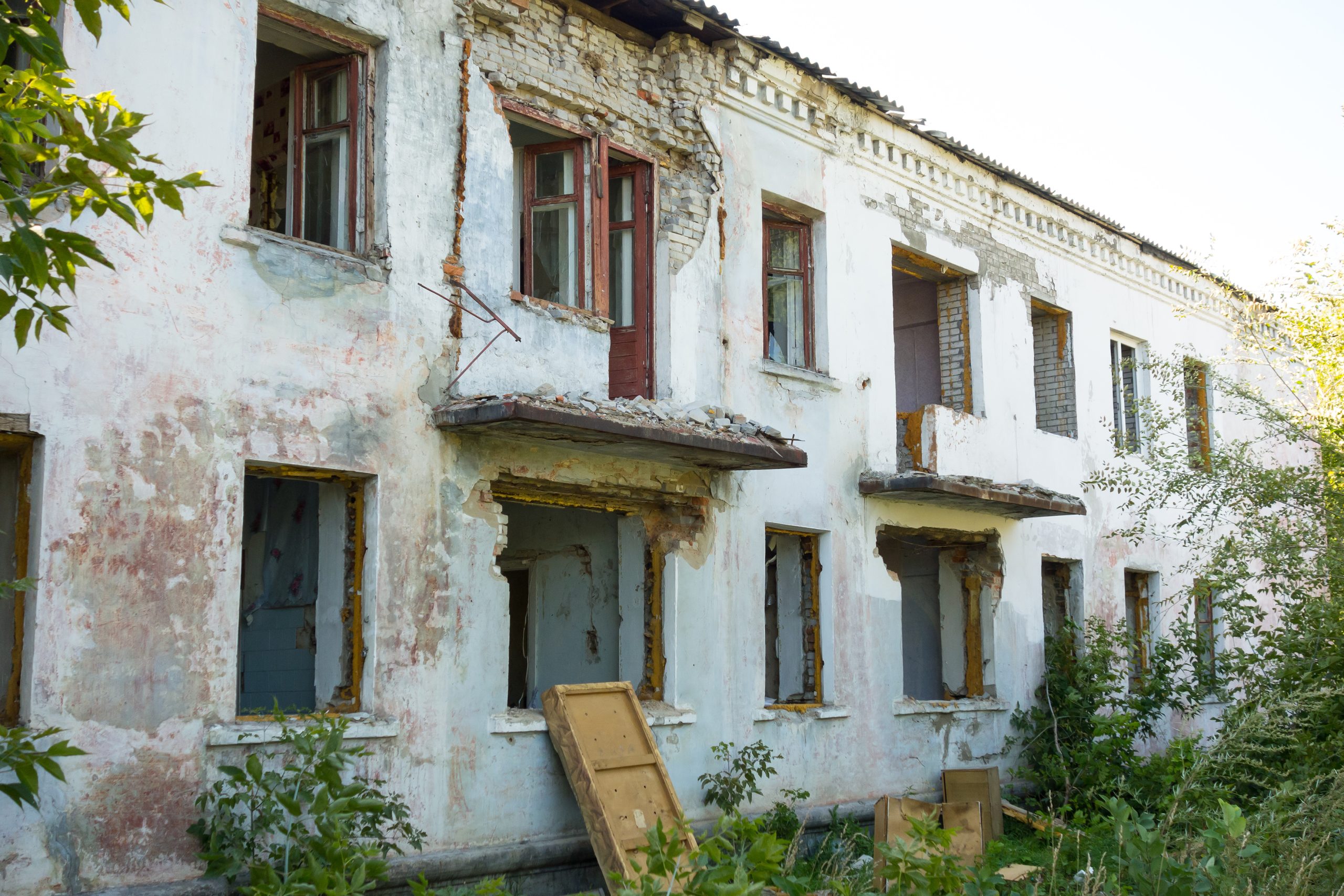 Abrissfirma Berlin | Vorbereitung Altes zweistöckiges Backsteinhaus zur Entkernung